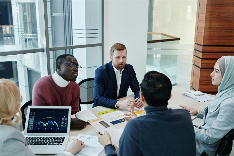 Equipo creando software a medida para una operación B2B
