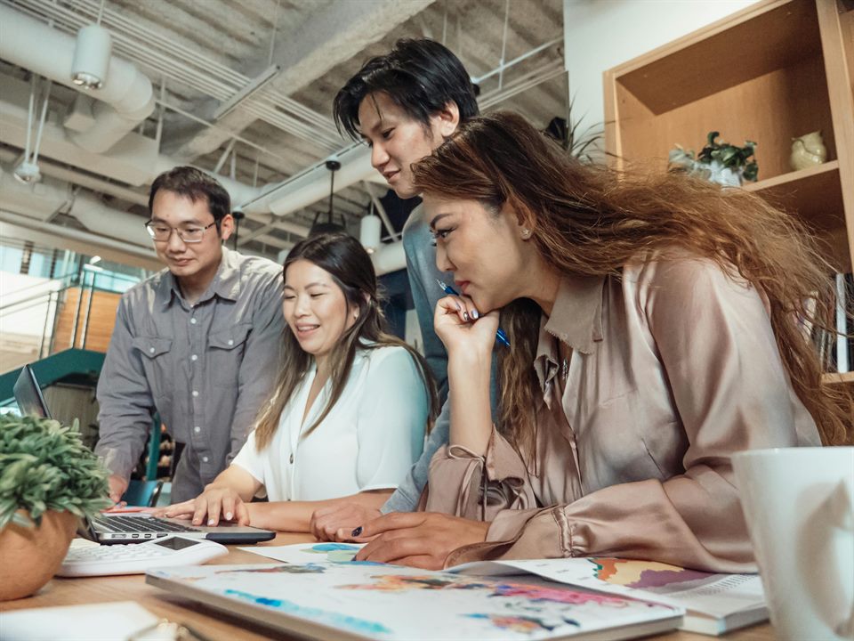 Profesionales senior integrándose a un equipo de tecnología